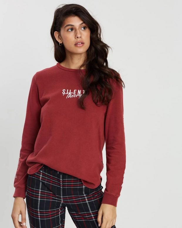 модные свитера 2020: бордовый с надписью