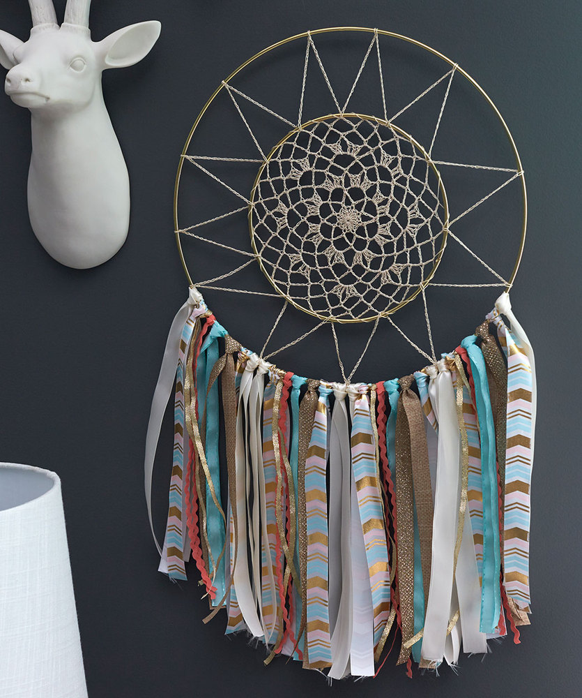 Free Crochet Pattern for a Doily Dreamcatcher.