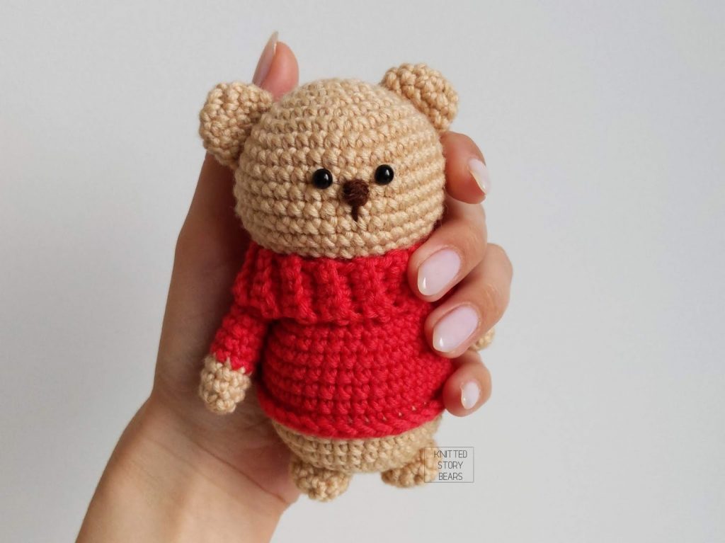 Free Crochet Pattern for an Amigurumi Teddy Bear in a Sweater