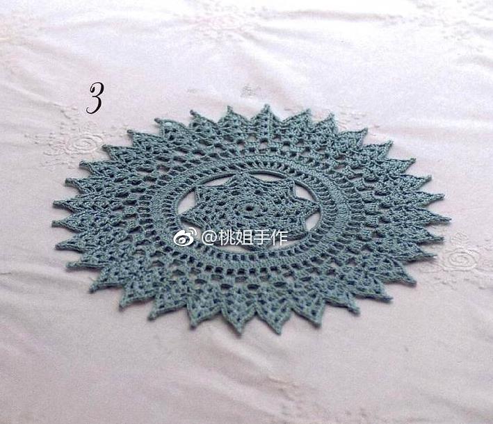 Free crochet doily pattern with lace details