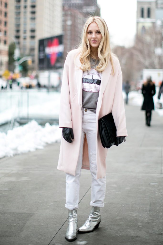 Серебристые ботинки с острым носком на молнии в тандеме с белыми джинсами и розовым пальто создают привлекательный и запоминающийся образ