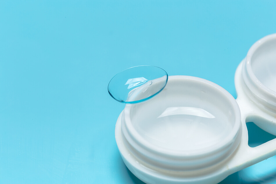 contact lens on edge of storage case