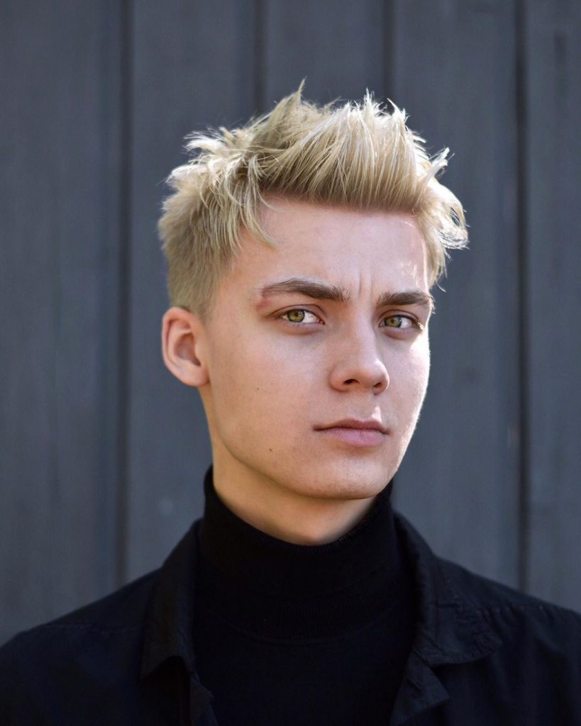 Messy short haircut for men with high fade