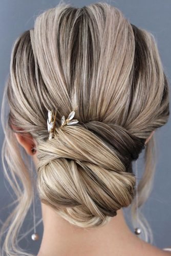 wedding guest hairstyles chignon with loose curls hair_by_pustovalova